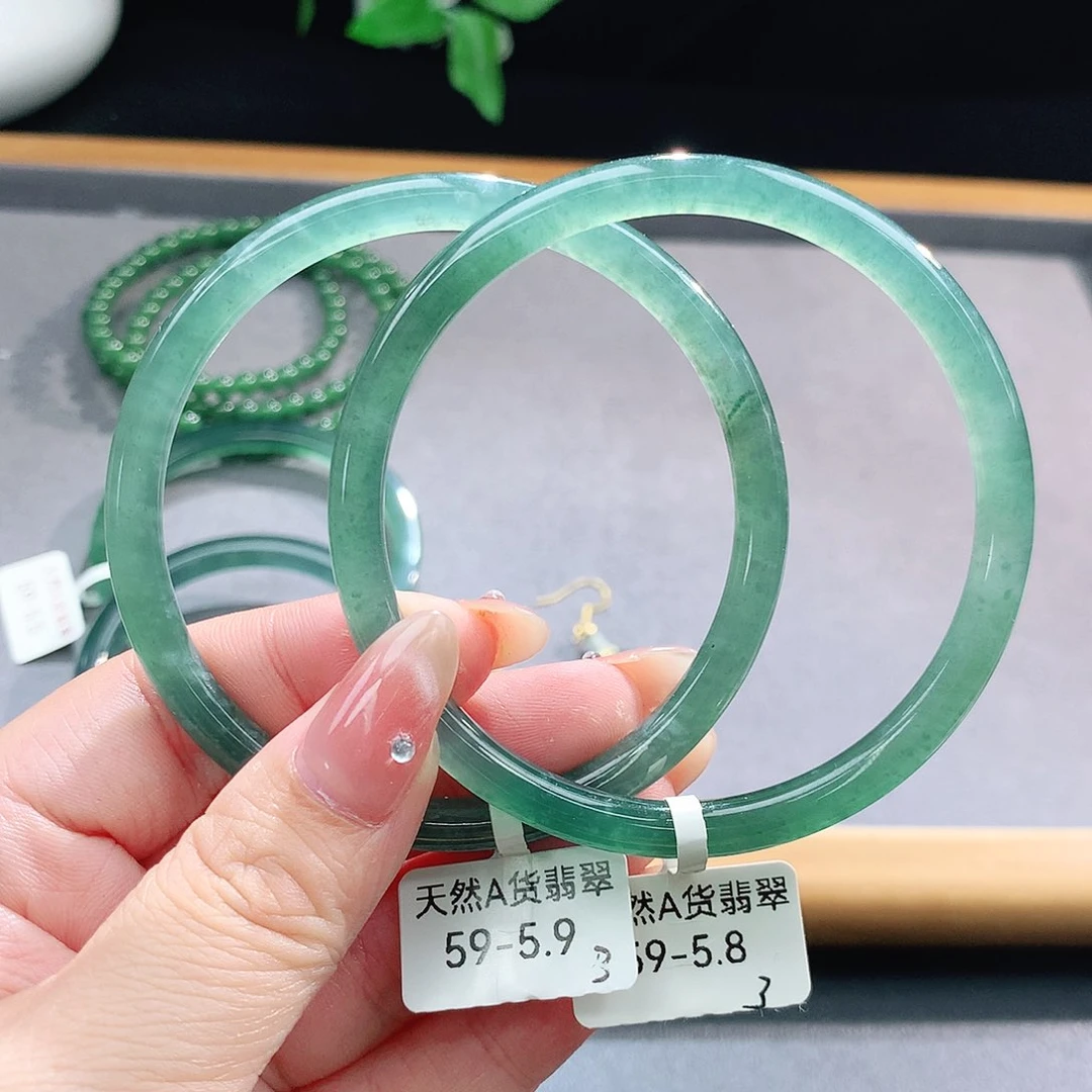 未镶嵌手镯（圆镯）翡翠