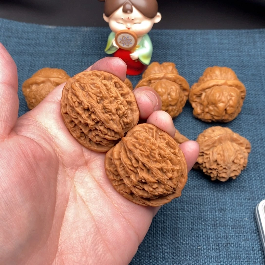 文玩核桃把件全品红皮虎头38