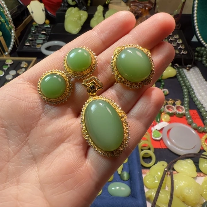 和田玉（碧玉）颈饰18K金镶嵌