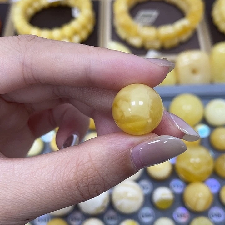琥珀未镶嵌裸石14.9mm瑕3-8