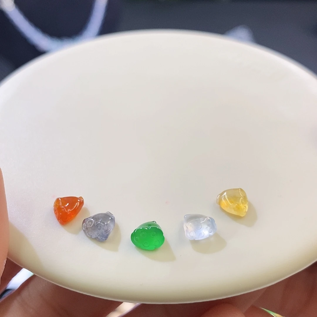翡翠未镶嵌挂件随行一组