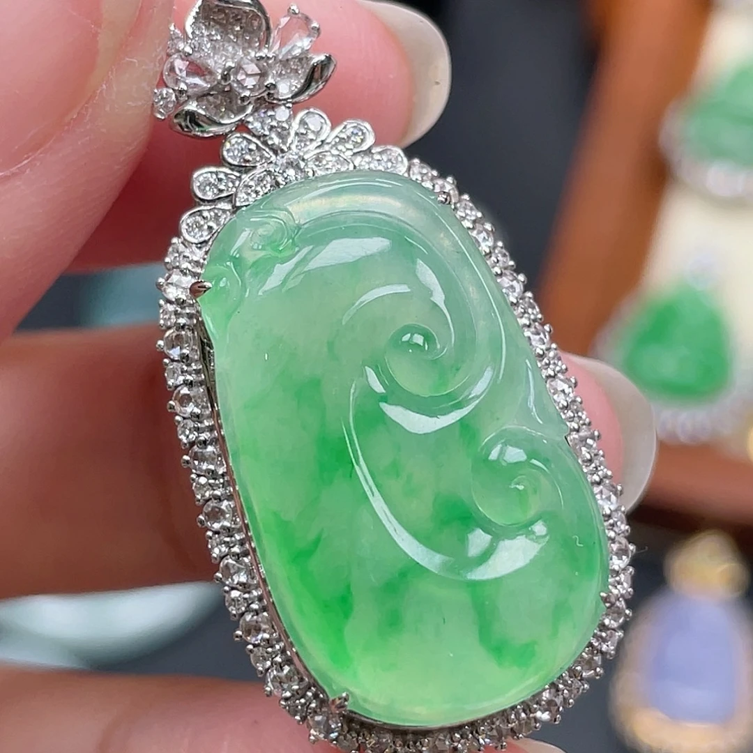 翡翠18K金镶嵌颈饰绿飘花如意