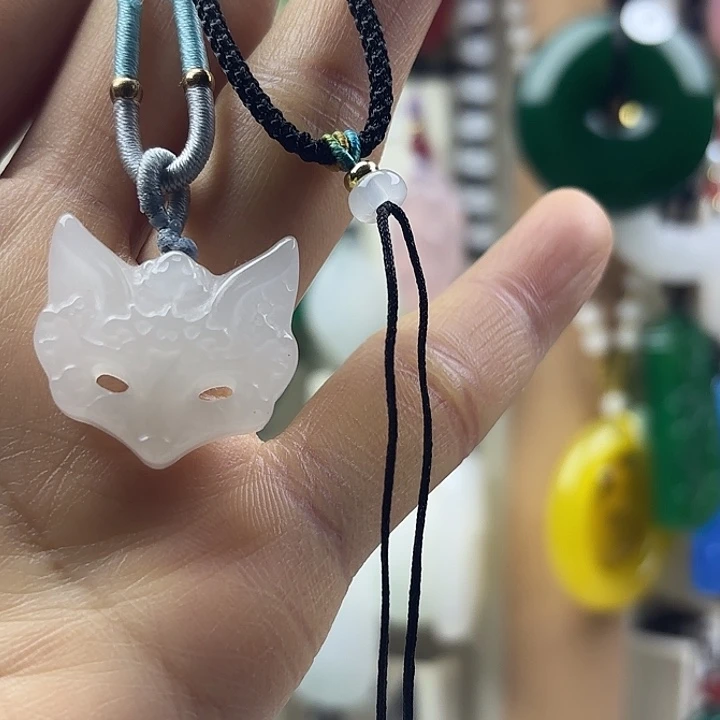 吃***的石英质玉未镶嵌颈饰