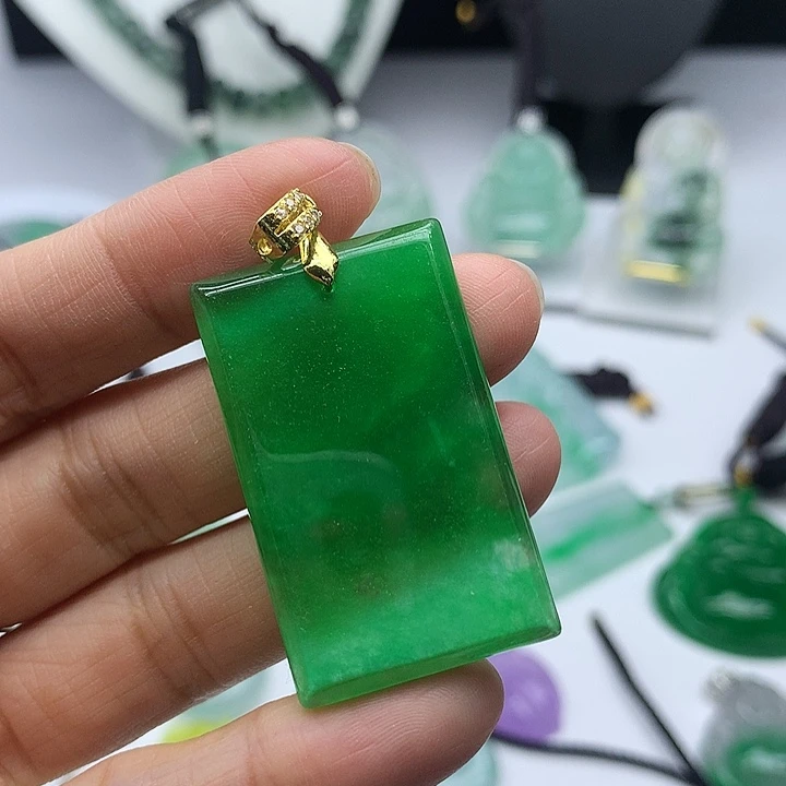 翡翠未镶嵌吊坠(赠链)
