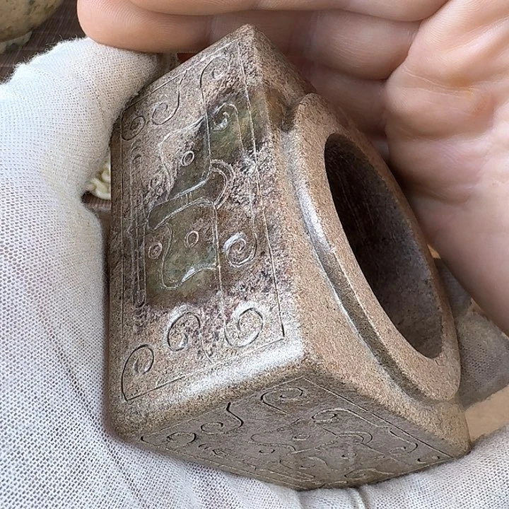 和田玉挂件未镶嵌舒**人