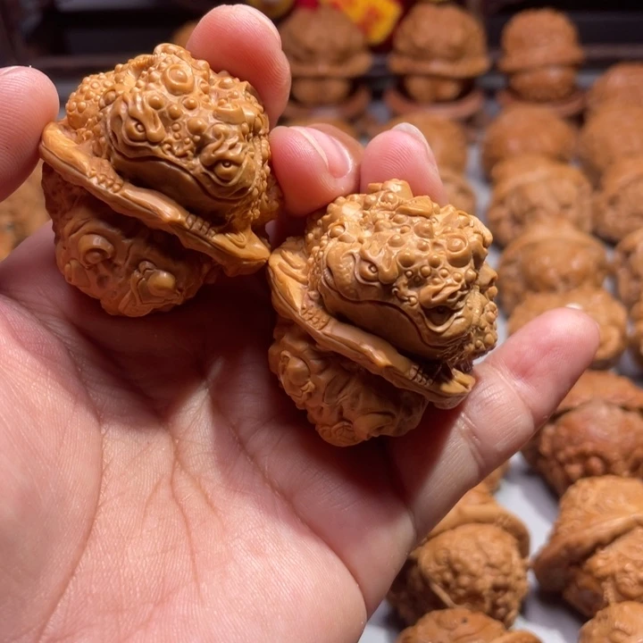 蛤蟆头雕刻的金蟾