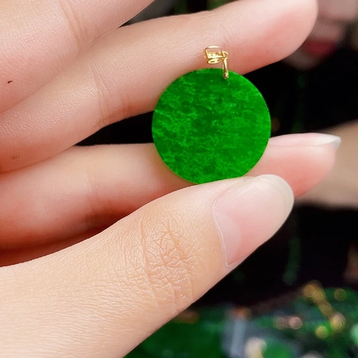 翡翠18K金镶嵌颈饰多样性