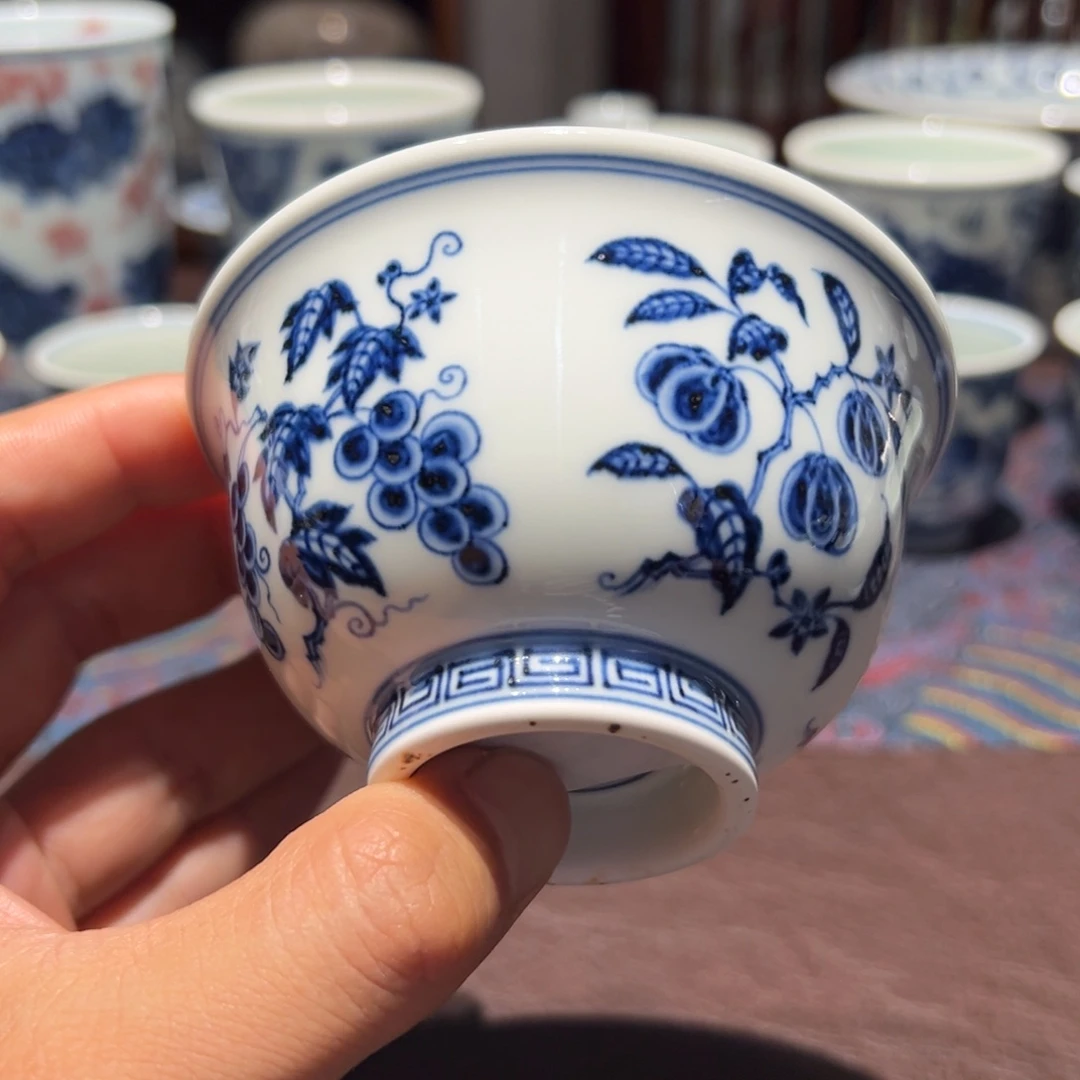 精品青花瓜果纹压手杯口径约9.5厘米