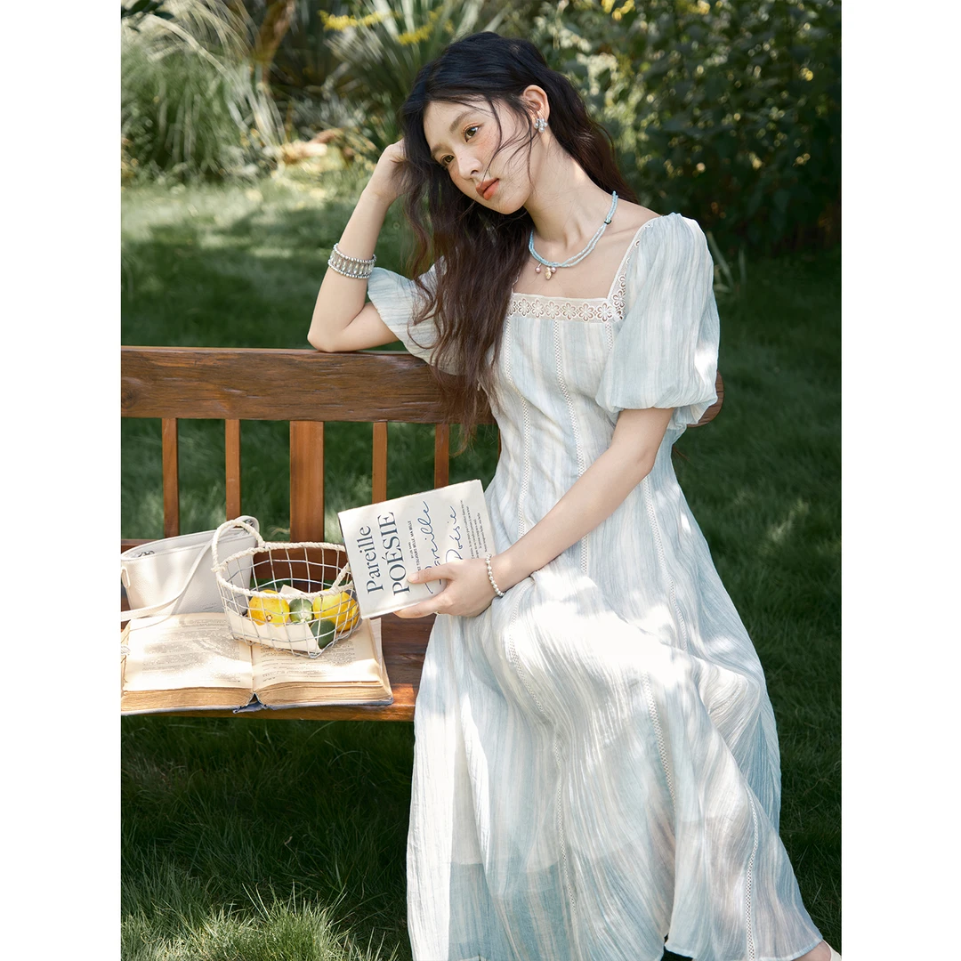 谜秀新品钩花蕾丝镂空连衣裙女甜美方领系带收腰中长款短袖