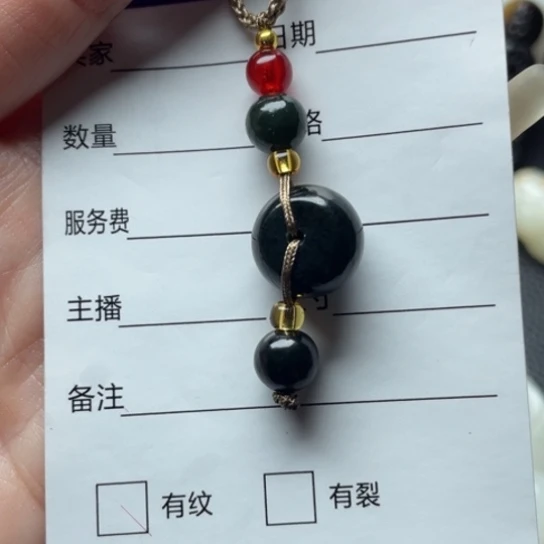 杨***生和田玉未镶嵌颈饰