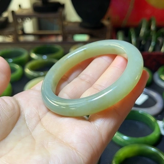 和田玉未镶嵌手镯