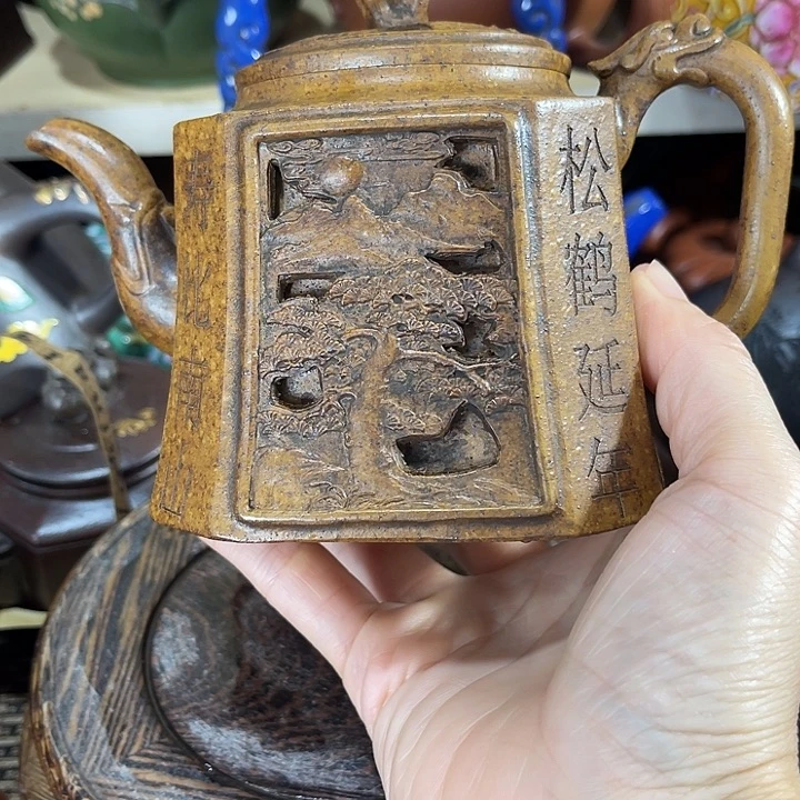茶壶紫泥原矿泥料手工制作的一把紫砂壶。