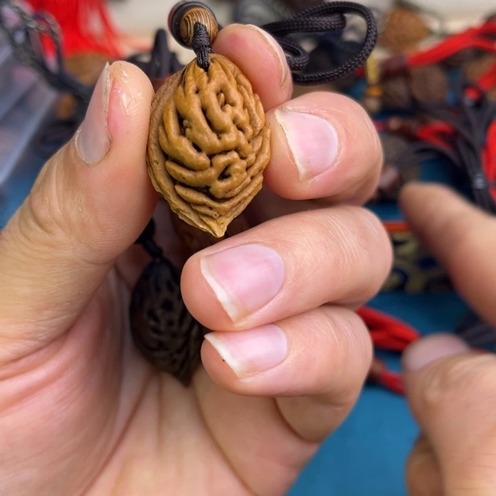 夏***初木质非金属桃枭吊坠桃枭吊坠