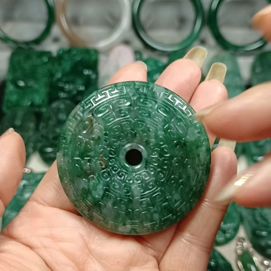 李***子独山玉未镶嵌挂件