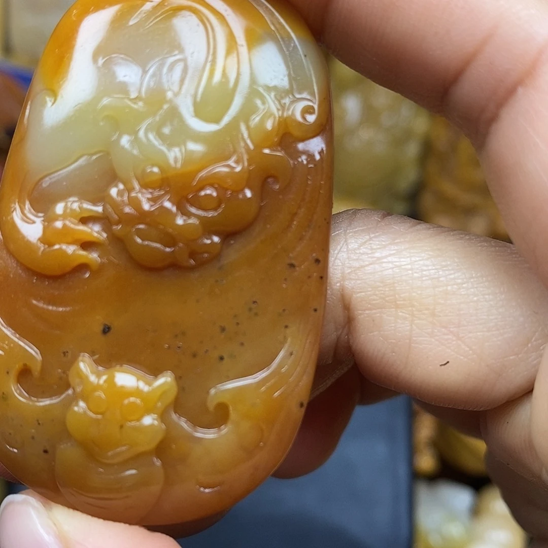 石英质玉（黄龙玉）颈饰未镶嵌