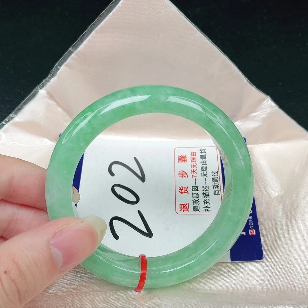 翡翠手镯未镶嵌翡翠