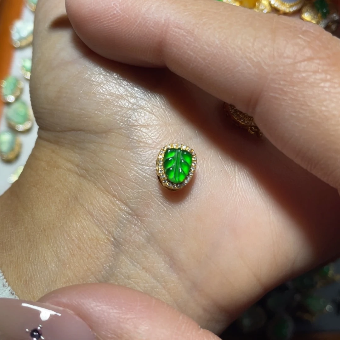 【闪购商品】翡翠吊坠(不含链)18K金镶嵌