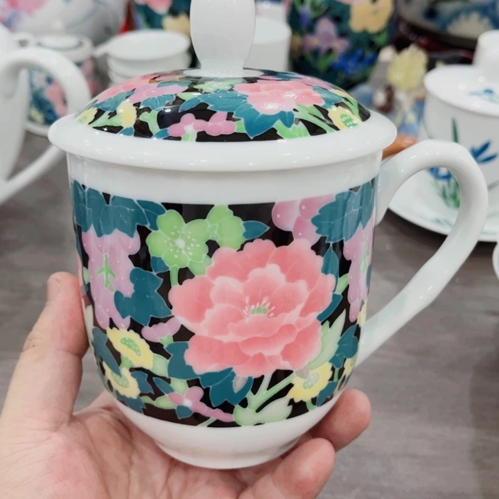 釉下五彩的瓷器和瓷器