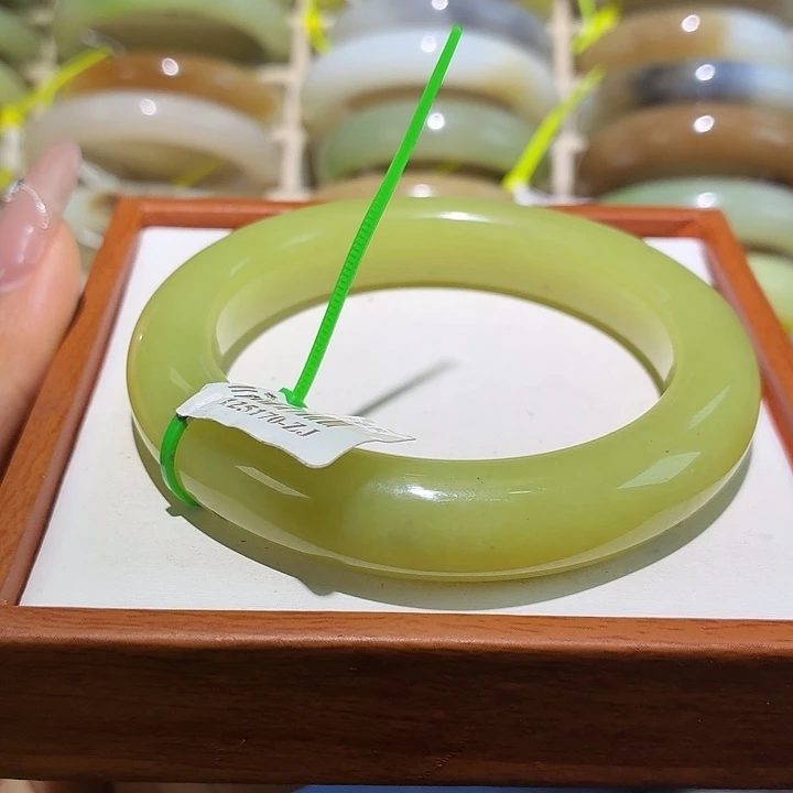 和田玉未镶嵌手镯57+