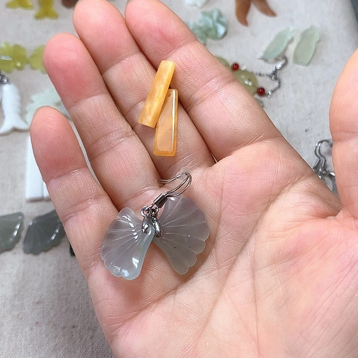 ****.蛇纹石玉未镶嵌耳环