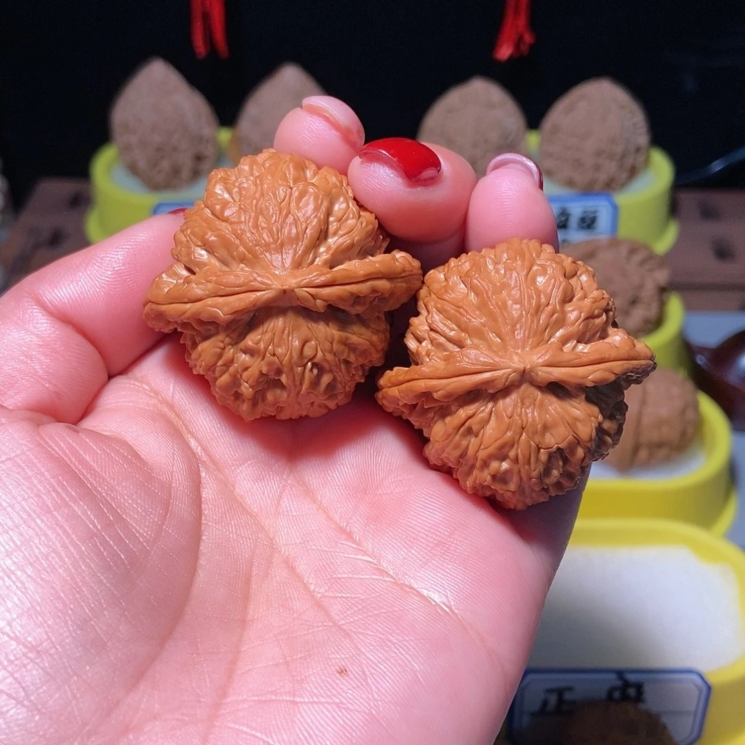 文玩核桃吊坠满**登白狮子