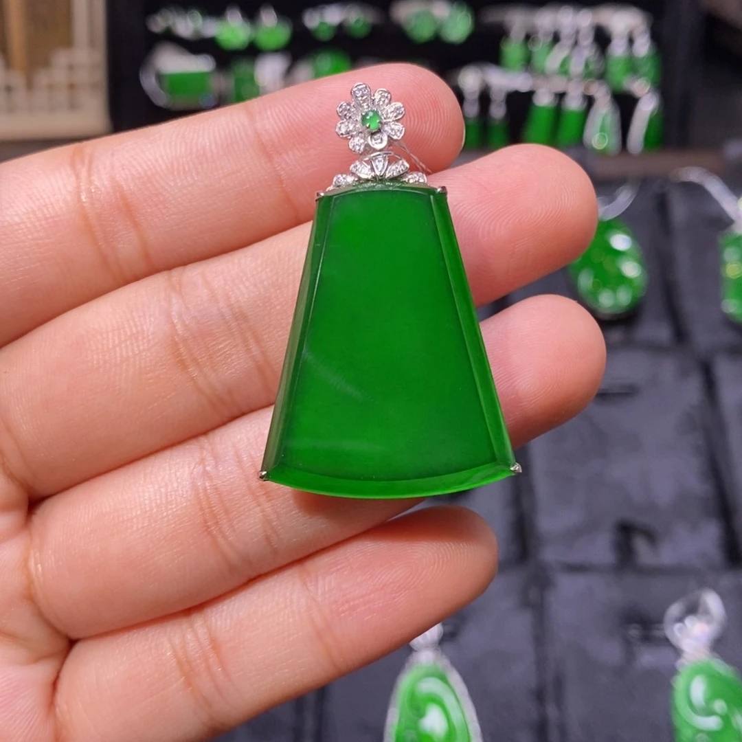 颈饰18K金镶嵌翡翠天然翡翠