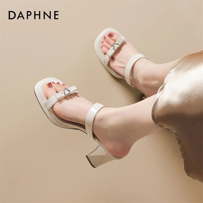 达芙妮女式时尚休闲百搭夏季外穿透气法式粗跟仙女风圆头一字拖鞋