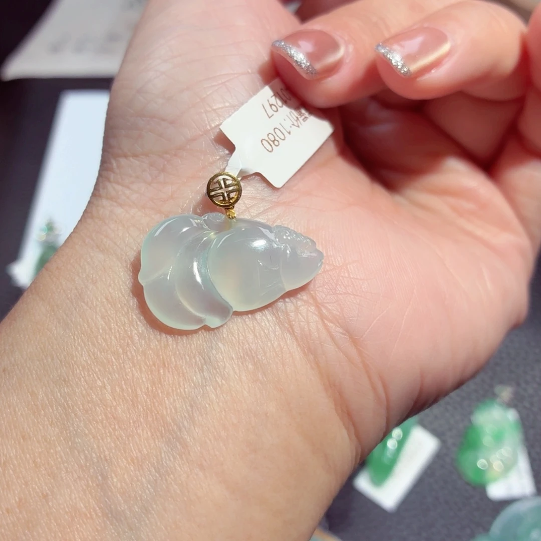 颈饰18K金镶嵌翡翠鱼