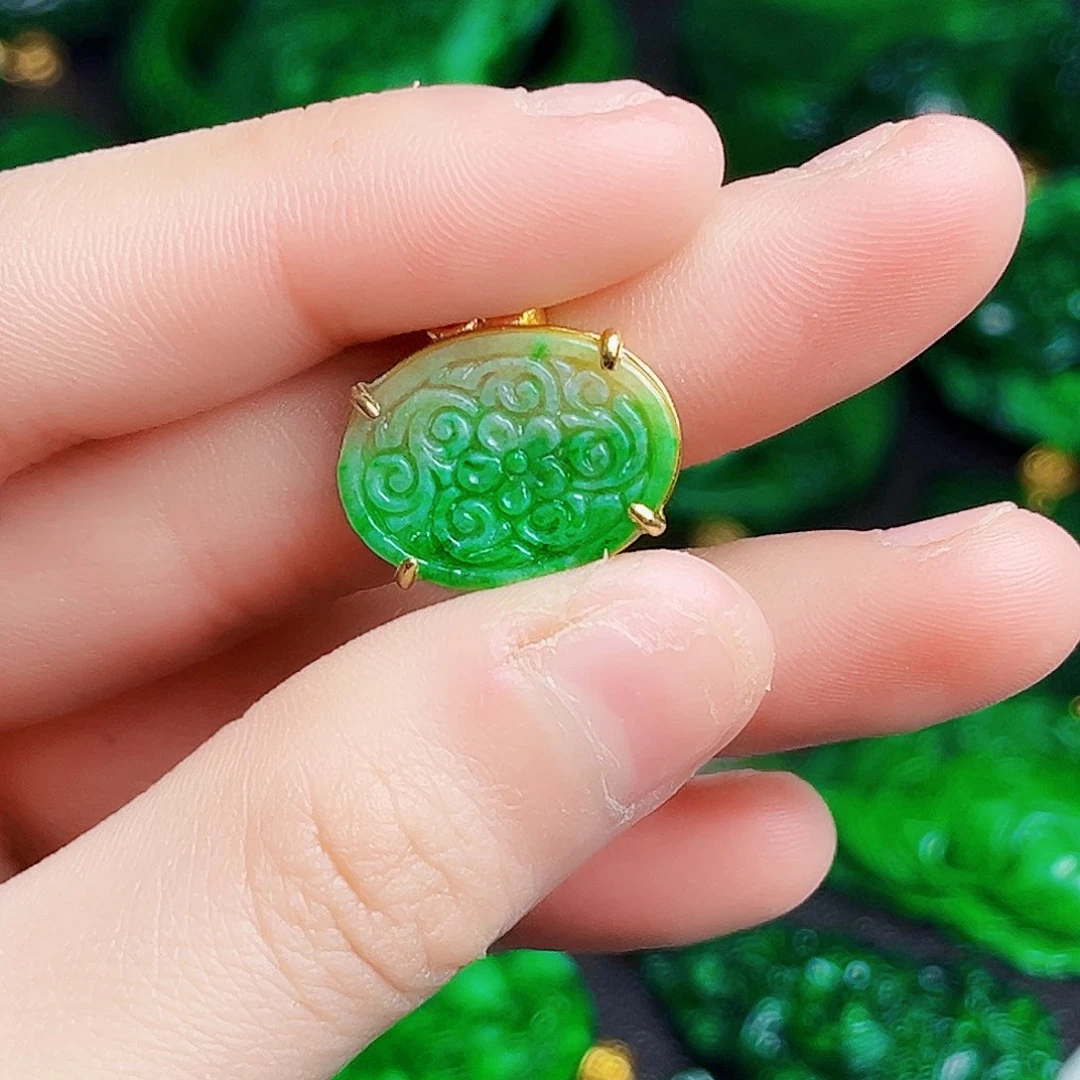 颈饰足银镶嵌翡翠多样性