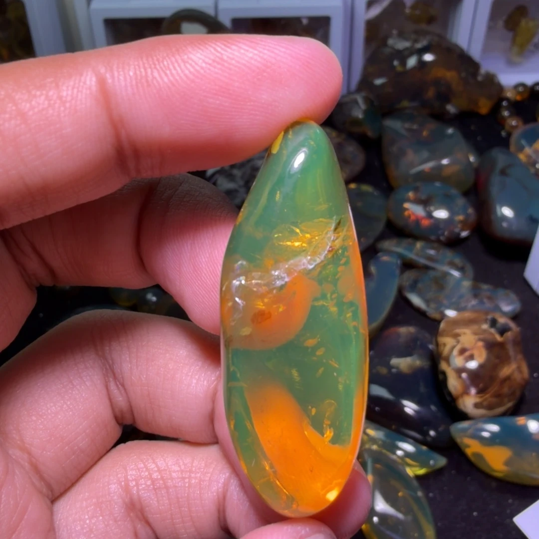 刘***泽琥珀未镶嵌裸石，，