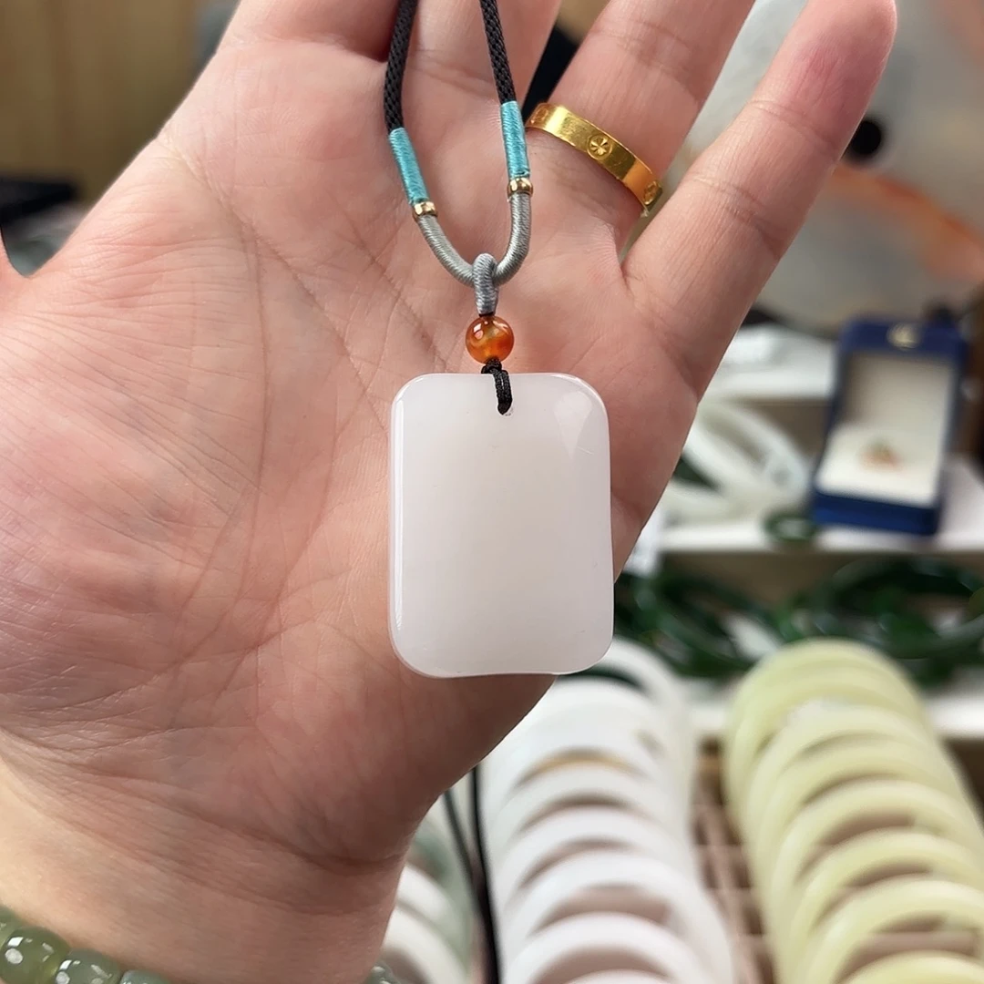 透闪石质玉吊坠(赠链)未镶嵌