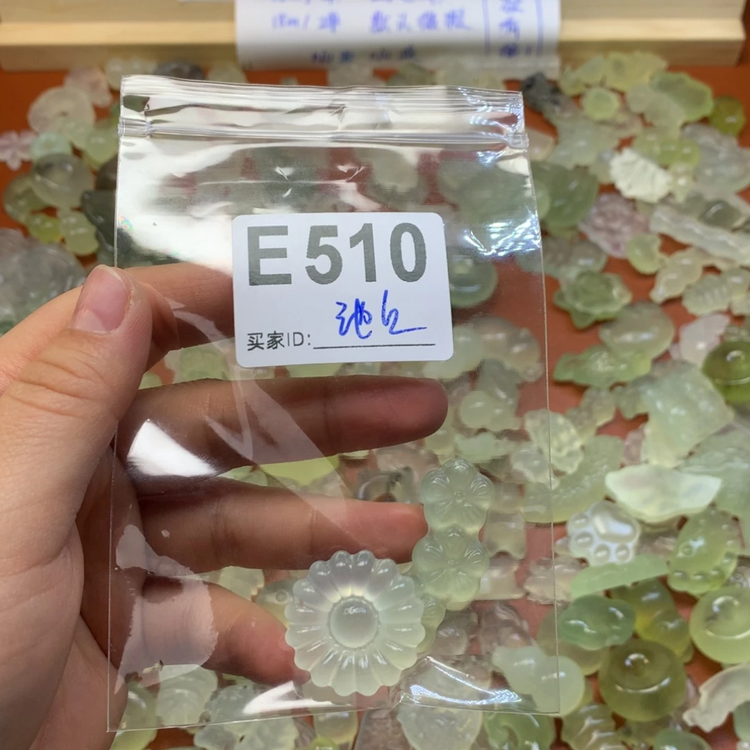 池***上蛇纹石玉未镶嵌颈饰