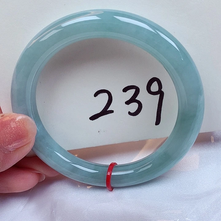 翡翠手镯未镶嵌翡翠