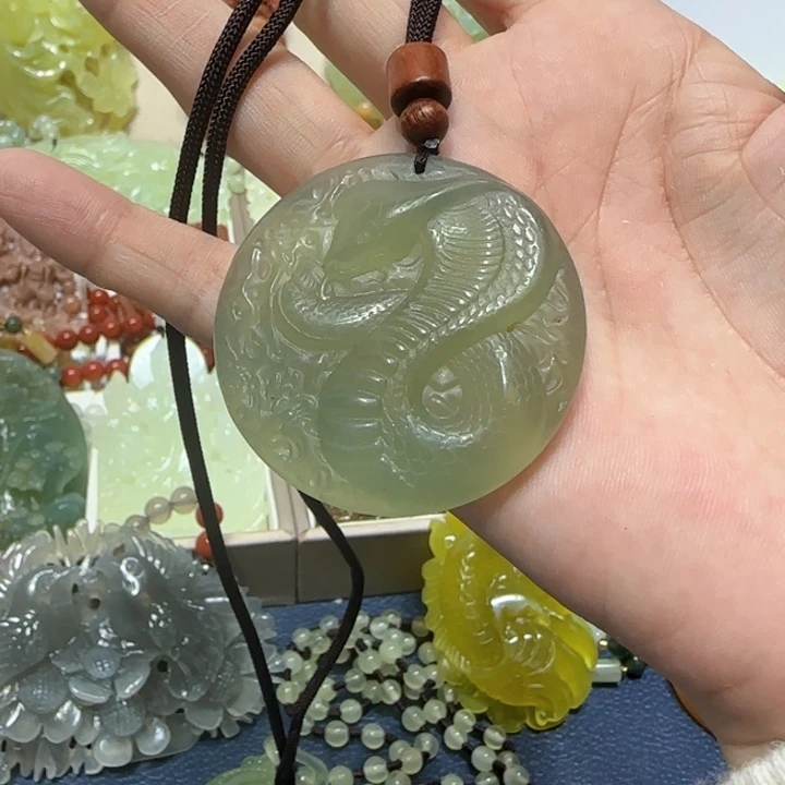 未镶嵌蛇纹石玉吊坠