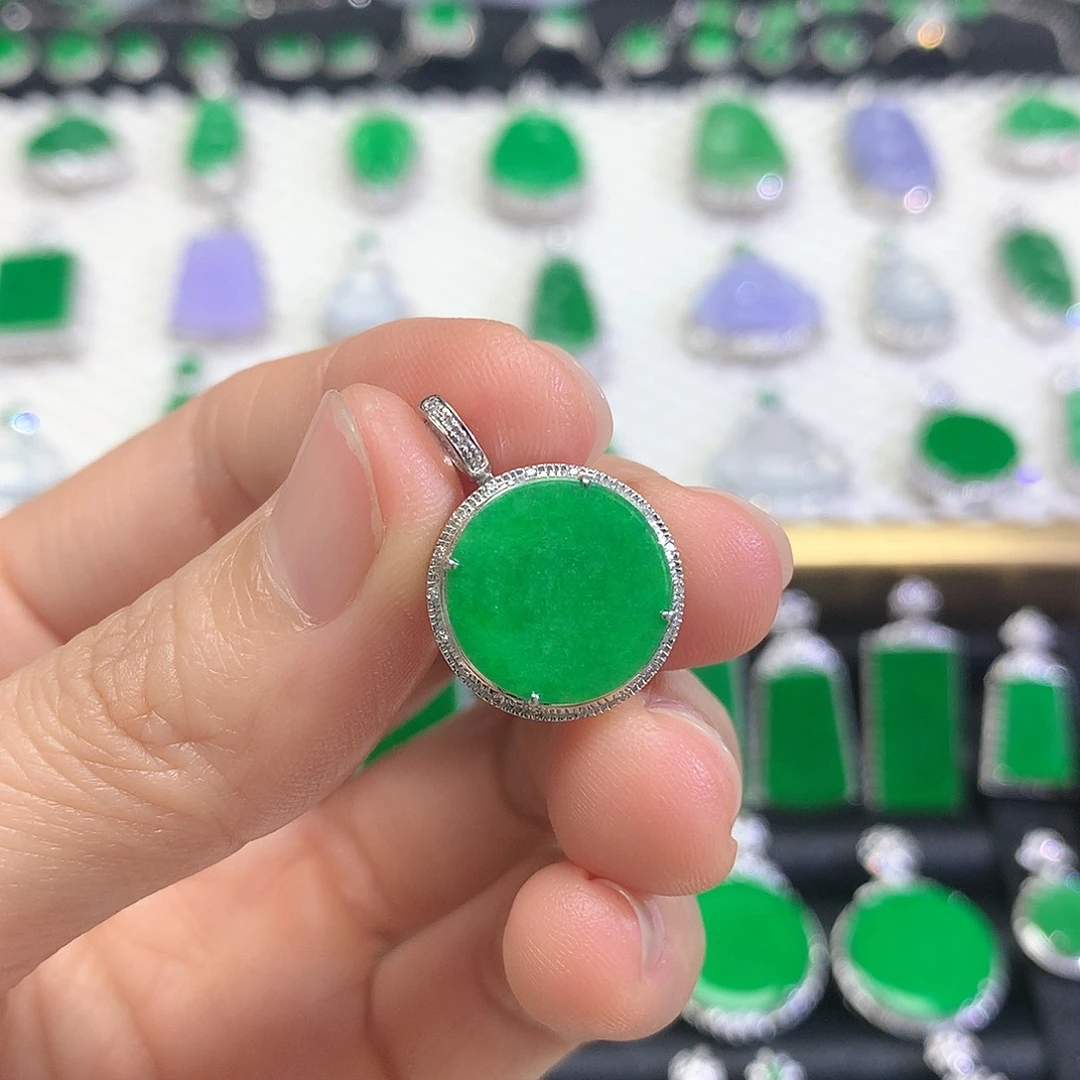 颈饰18K金镶嵌翡翠吊坠