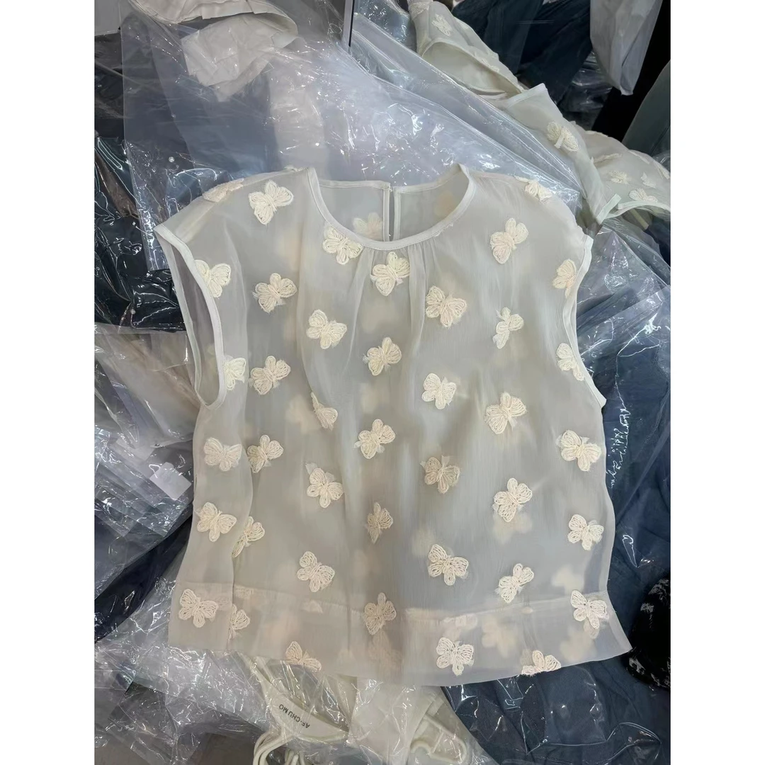 1773米色圆领小衫