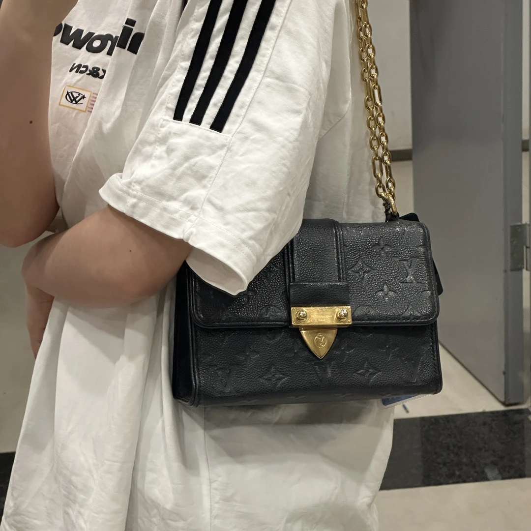 95新 LouisVuitton/路易威登 lv黑色黑金压纹单肩斜挎包/5220298