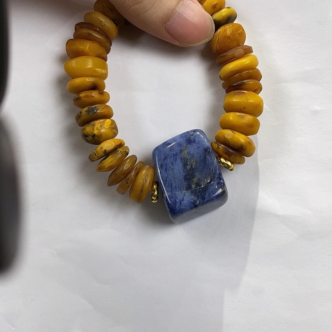 琥珀未镶嵌颈饰多人