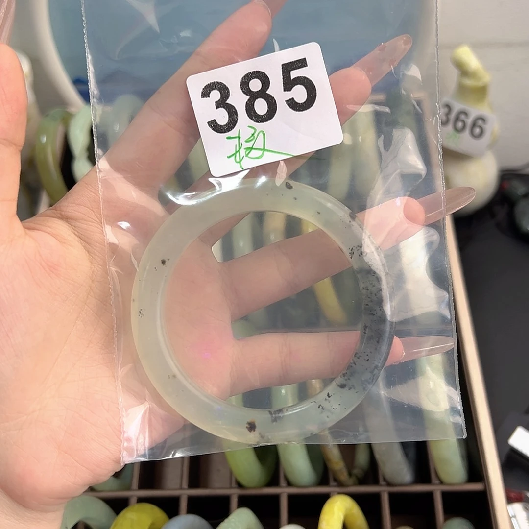 蛇纹石玉未镶嵌手镯。**，