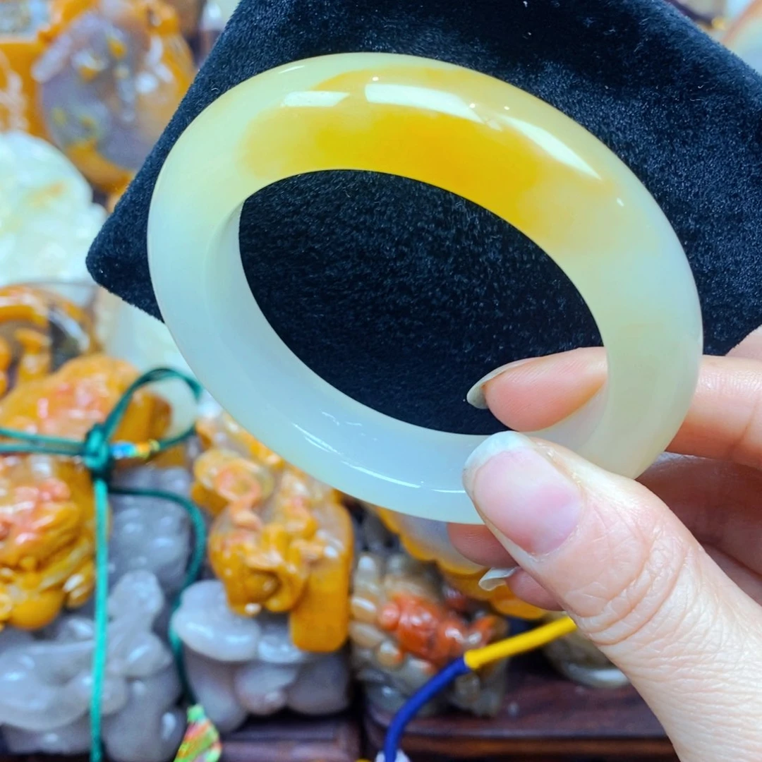 未镶嵌石英质玉（黄龙玉）颈饰