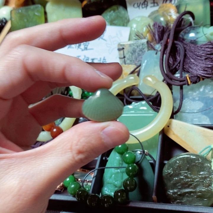 透闪石质玉颈饰未镶嵌