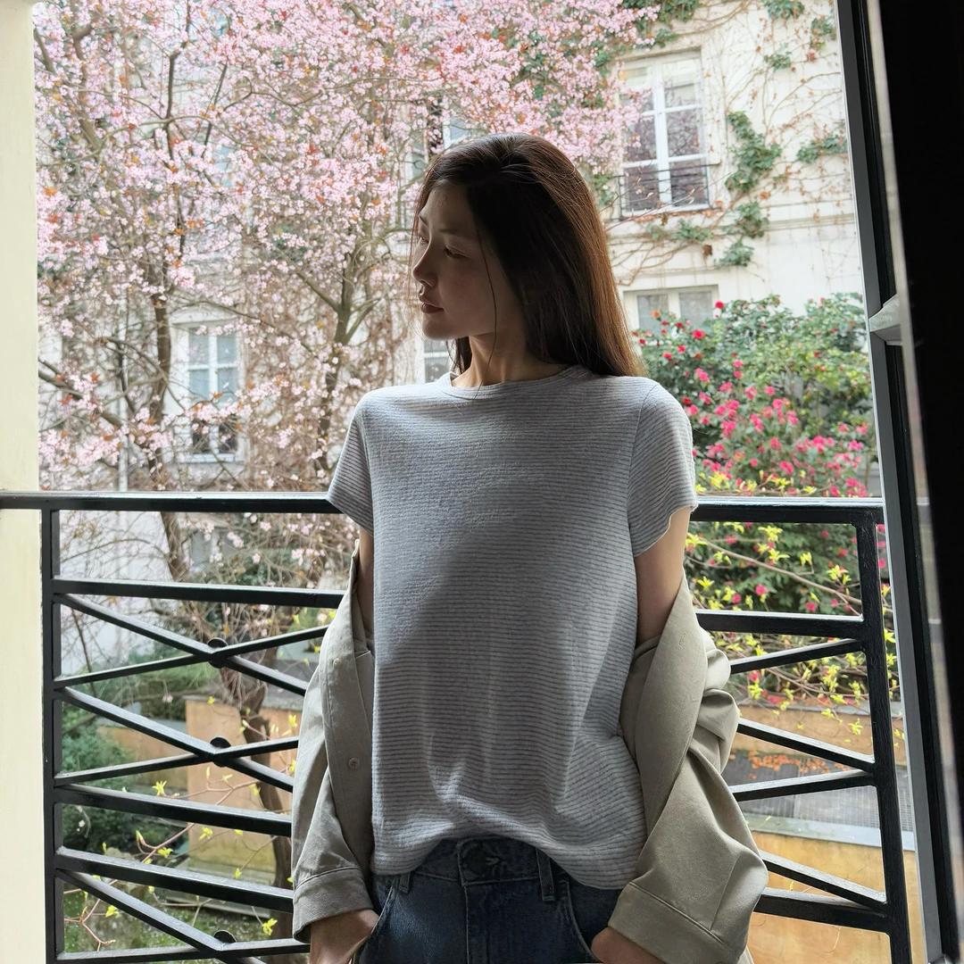 ROMI STUDIO“随性自然”亚麻棉混纺颗粒感条纹短袖T恤 RW25SS40111