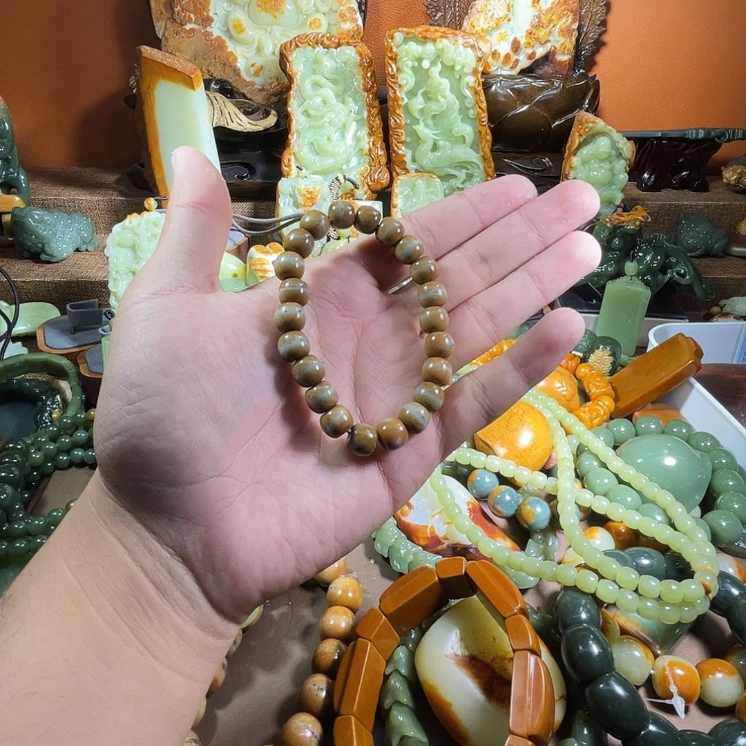 透闪石质玉未镶嵌珠宝奇石