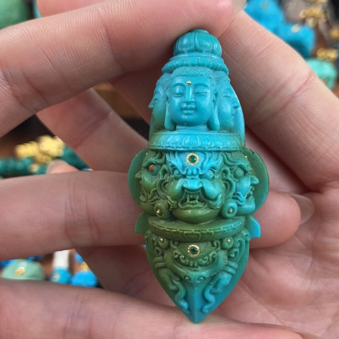 绿松石未镶嵌。幻彩三面杵