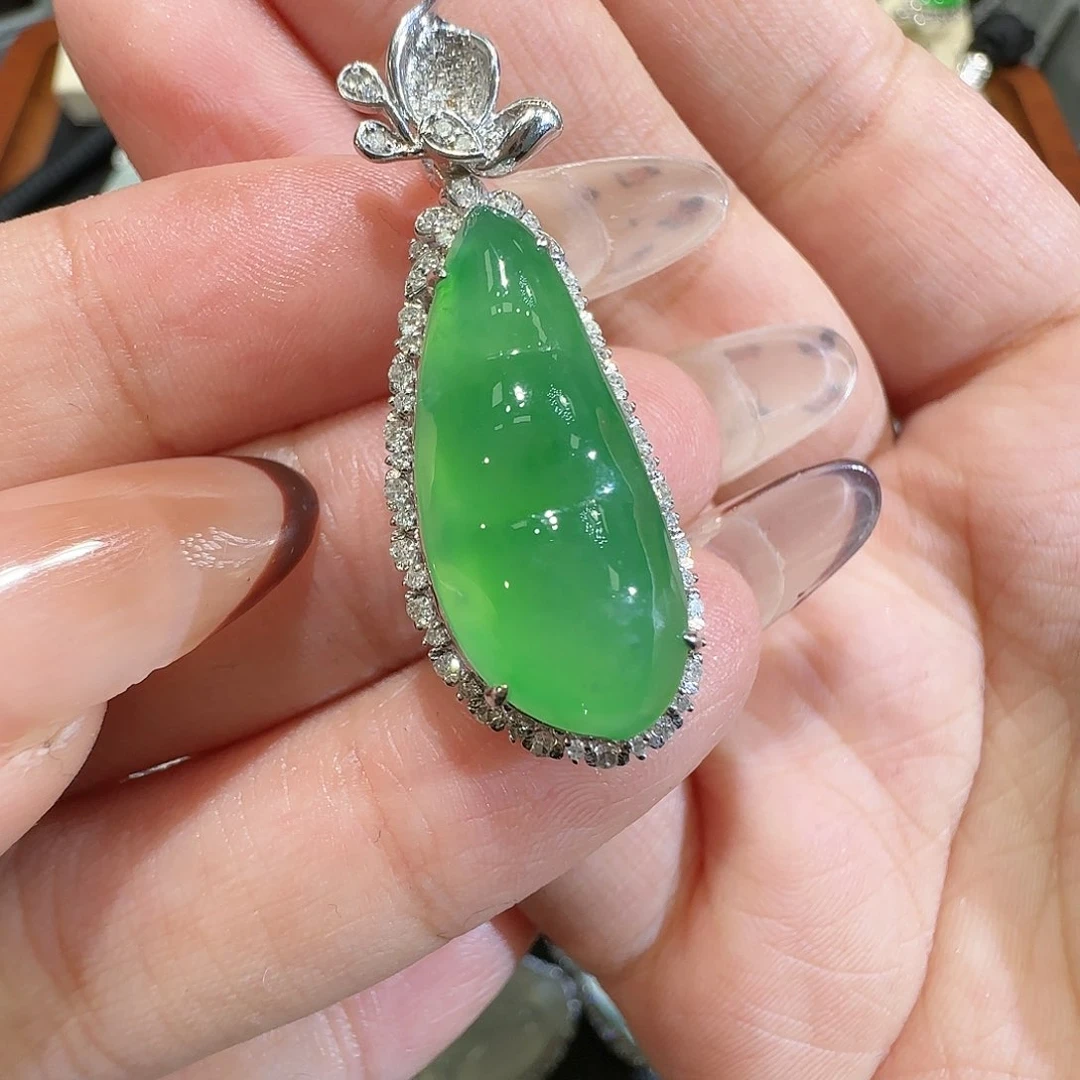 【闪购商品】颈饰18K金镶嵌翡翠