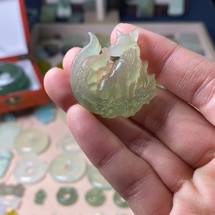 蛇纹石玉颈饰未镶嵌