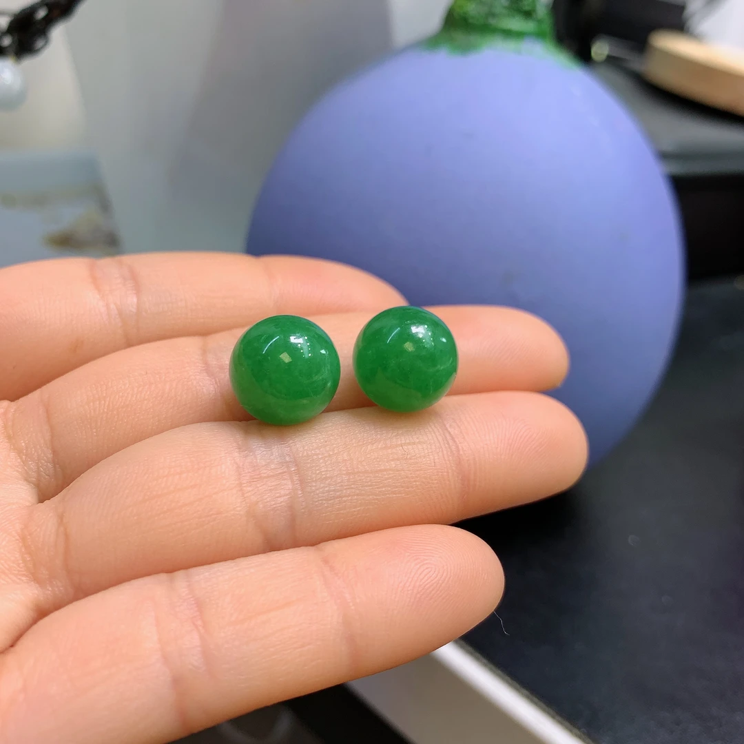 缅甸天然翡翠A货冰润满绿圆珠一对