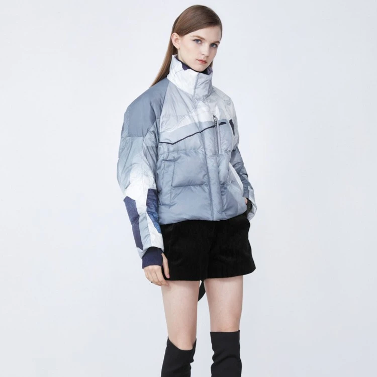 圣迪奥x女装秋冬立领休闲时尚高领撞色印花羽绒服S21482481