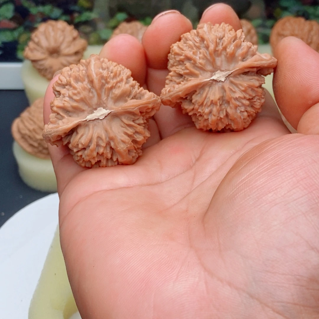 大***长文玩核桃吊坠满天星