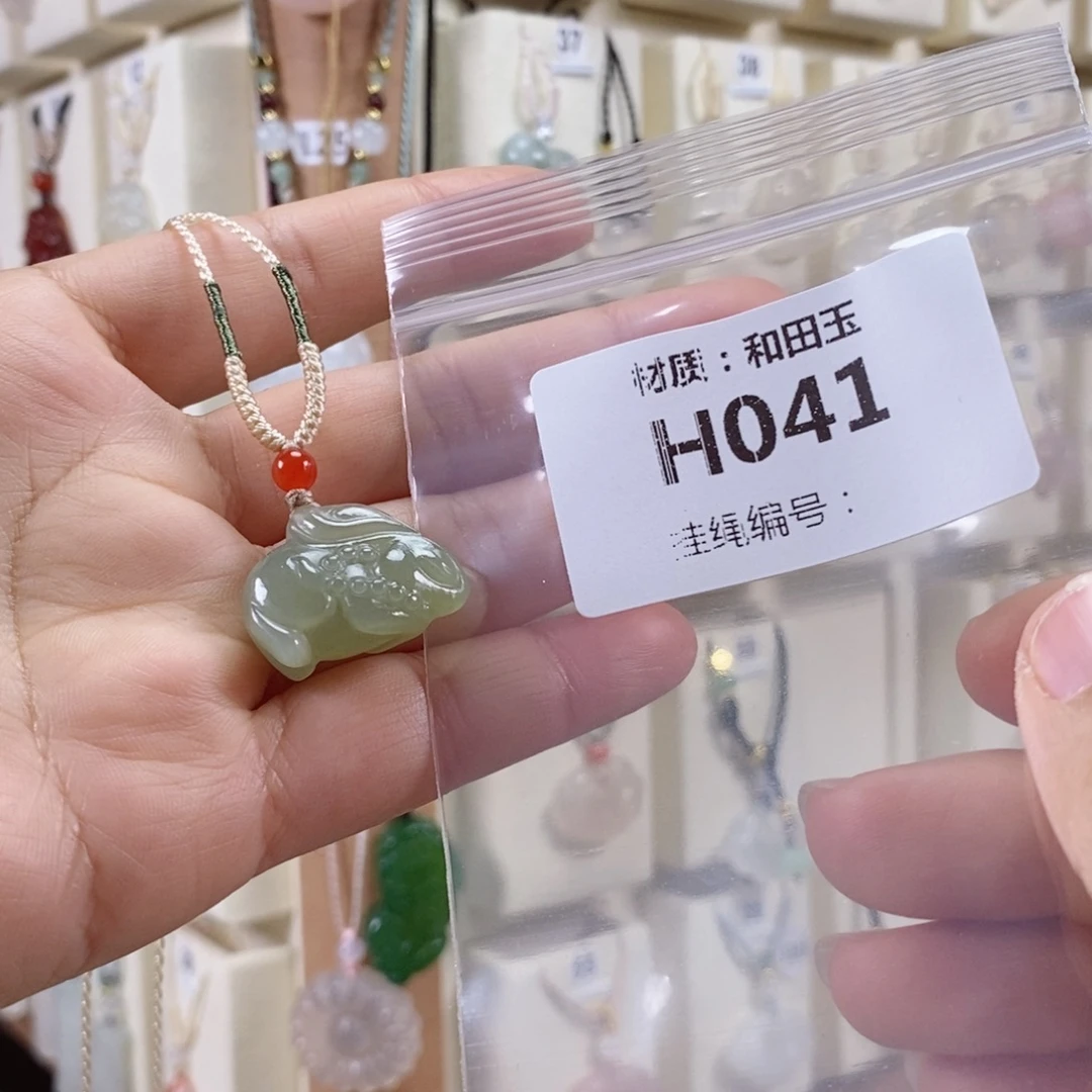 此***」和田玉未镶嵌颈饰